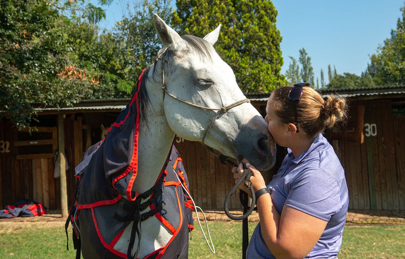 Kristen with a grey horse wearing the Activo-Med therapy blanket